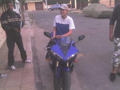 moi sur une R1: